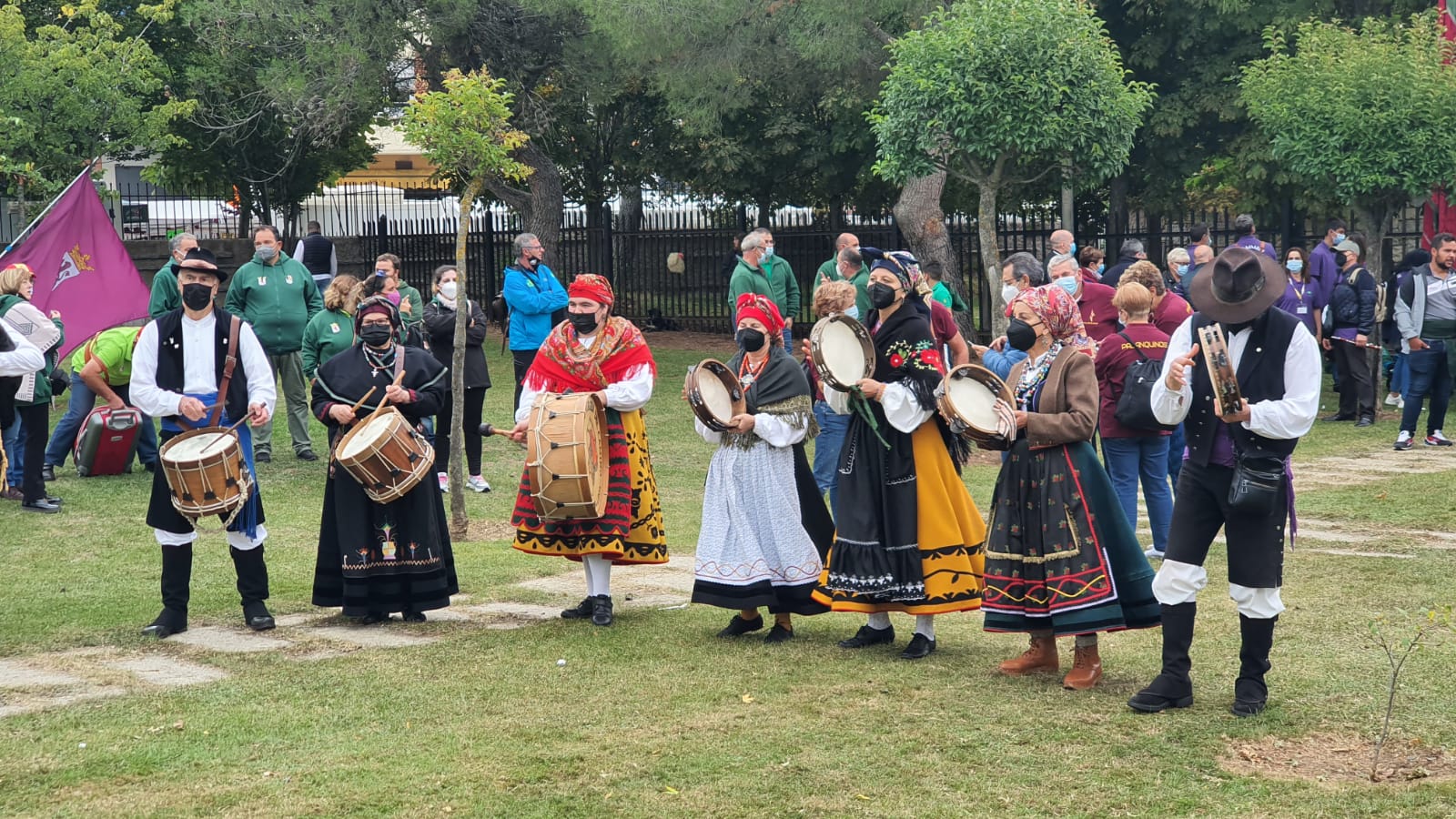 La romería se ha reanudado en este año tras un parón en 2020 por la pandemia con el ambiente festivo, el folclore y el colorido como protagonistas