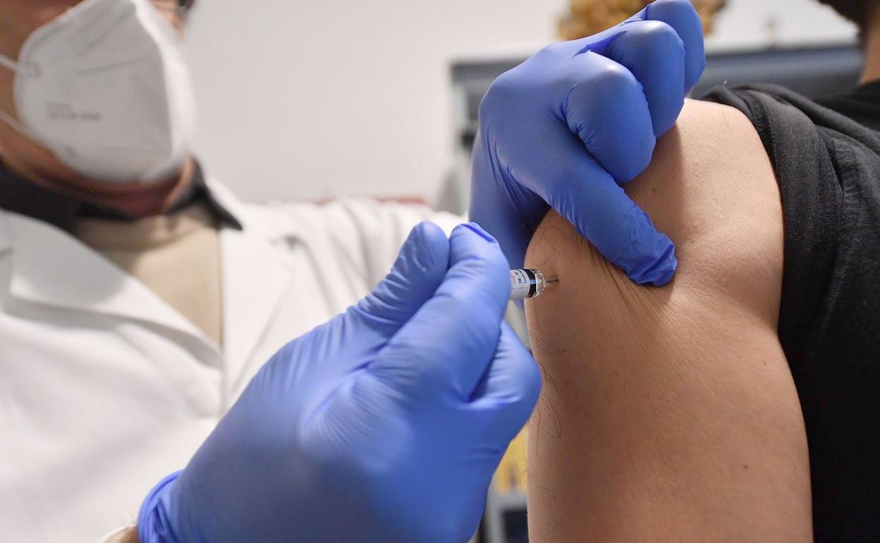 El efecto de las vacunas sigue siendo notable en los datos sobre la covid-19. 
