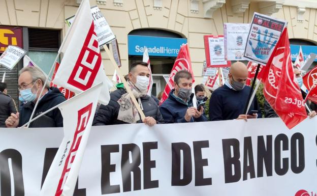 Imagen de la concentración realizada este lunes por los trabajadores del Sabadell en León. 