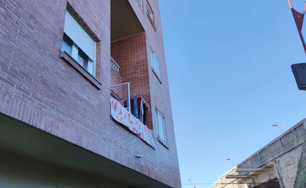 Galería. Imagen de una pancarta de protesta en la zona en la que se elevará el puente 'enterrando' de este modo a las viviendas más próximas. 