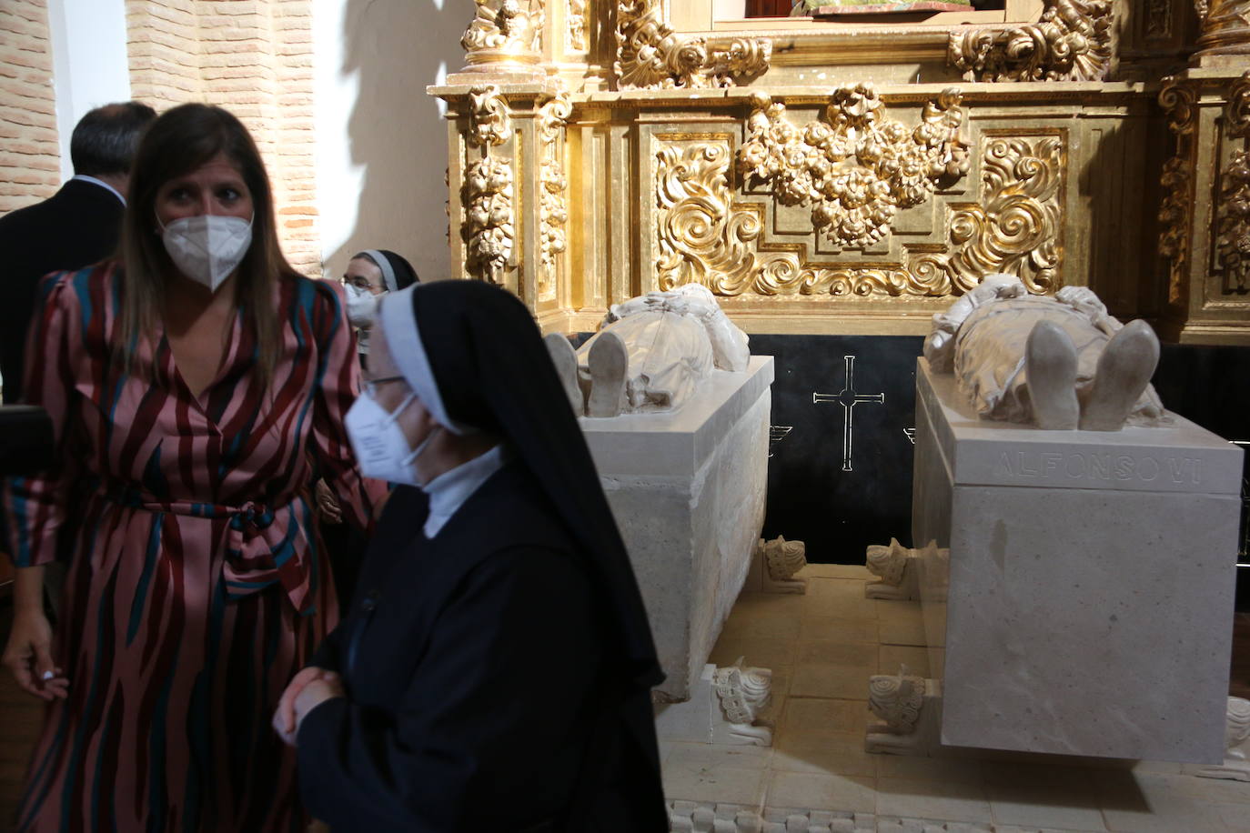 El Obispo de León bendice el mausoleo real en el que descansan los restos del monarca que unificó los reinos de León y Castilla y de sus cuatro esposas | «Es un día histórico para Sahagún» | El acto solemne se ha retrasado dos años a causa de la pandemia y ha contado con representación de la Junta, la Diputación, la villa y la Iglesia.