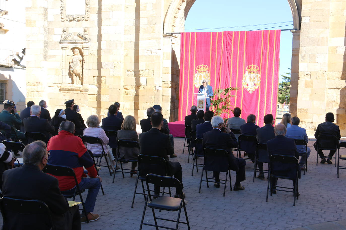 El Obispo de León bendice el mausoleo real en el que descansan los restos del monarca que unificó los reinos de León y Castilla y de sus cuatro esposas | «Es un día histórico para Sahagún» | El acto solemne se ha retrasado dos años a causa de la pandemia y ha contado con representación de la Junta, la Diputación, la villa y la Iglesia.