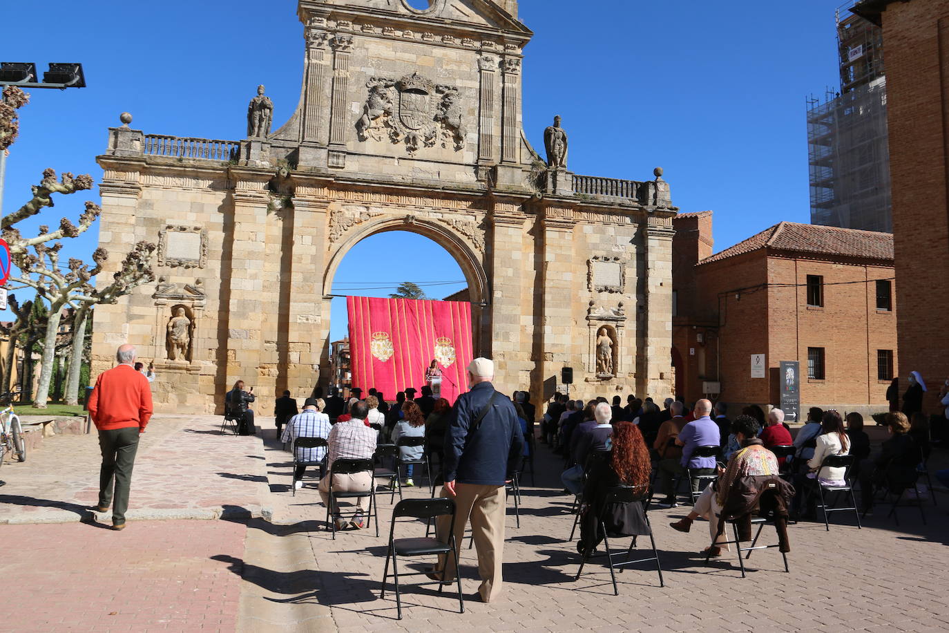 El Obispo de León bendice el mausoleo real en el que descansan los restos del monarca que unificó los reinos de León y Castilla y de sus cuatro esposas | «Es un día histórico para Sahagún» | El acto solemne se ha retrasado dos años a causa de la pandemia y ha contado con representación de la Junta, la Diputación, la villa y la Iglesia.