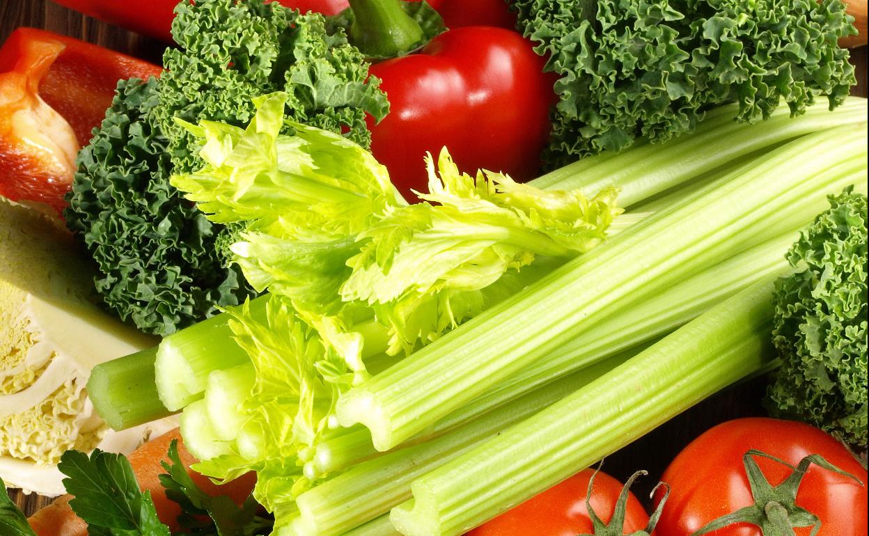 Apio en el centro de la imagen junto a otras verduras.