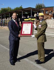 Imagen secundaria 2 - La UME condecora al jefe de Protección Civil Rubén Sande y distingue como soldado de honor al doctor Óscar Fernández