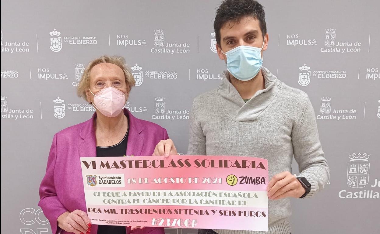 El alcalde de Cacabelos, Junior Rodríguez, entregó la recaudación de la VI Masterclass Solidaria a la coordinadora de la AECC en El Bierzo, Concepción Blanco.