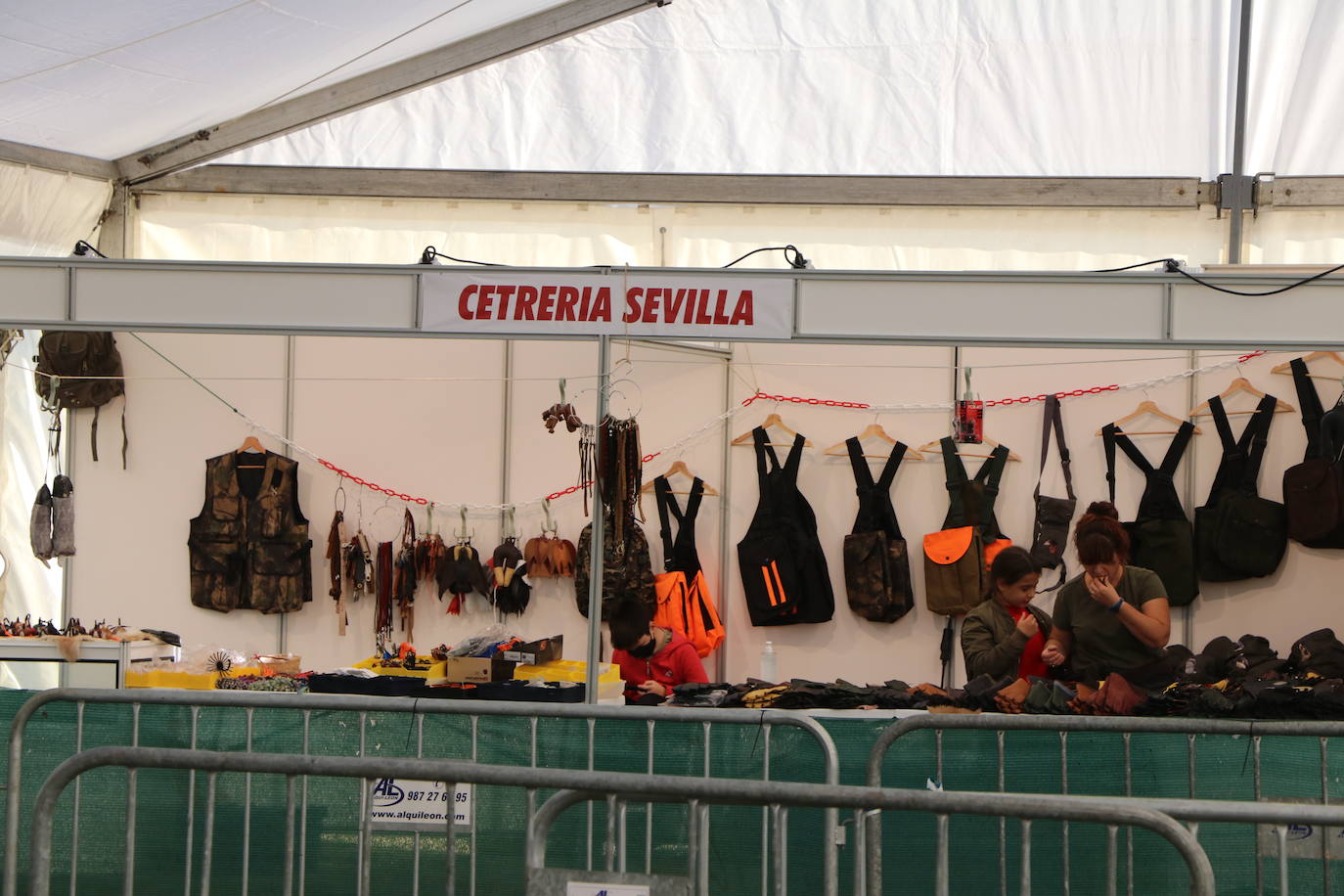 Los amantes de la aves se citan en la virgen del camino por la XXVI edición de las Jornadas Internacionales de Cetrería del Norte, tres días únicos en los que más de 10.000 personas disfrutarán de los vuelos de aves de caza, mercado y un sinfín de actividades . 