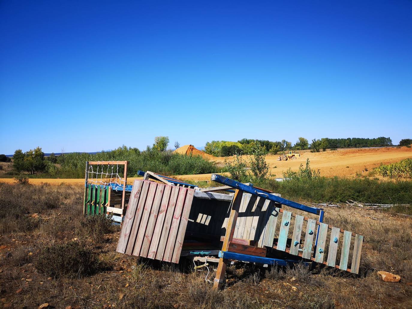 El Grupo Municipal socialista critica que el Ayuntamiento del municipio ha depositado los restos de un parque infantil de madera en una finca en vez de en un lugar apropiado para la gestión de residuos.