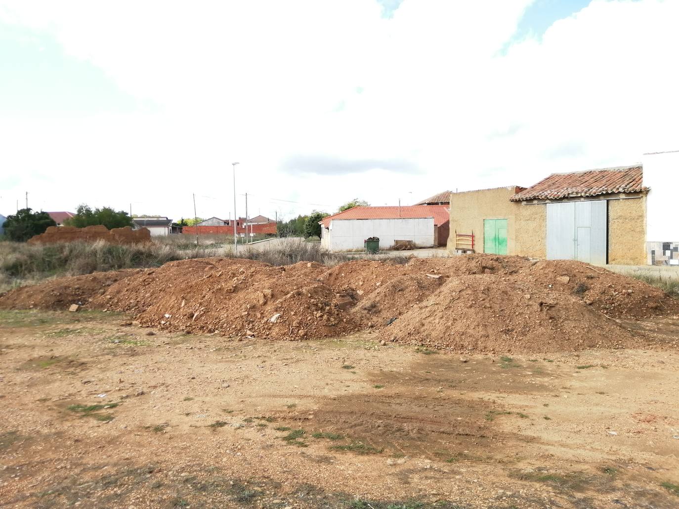 El Grupo Municipal socialista critica que el Ayuntamiento del municipio ha depositado los restos de un parque infantil de madera en una finca en vez de en un lugar apropiado para la gestión de residuos.