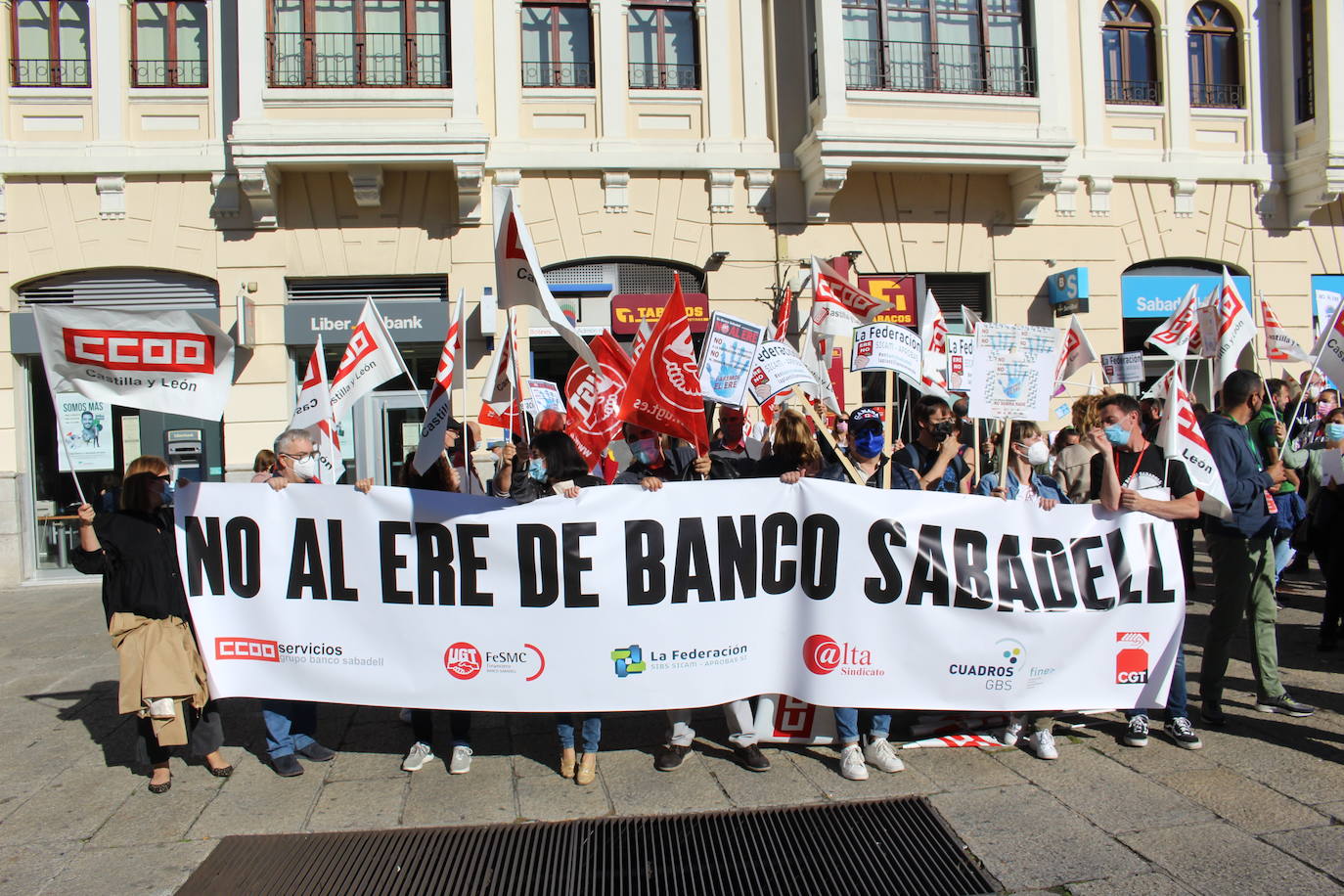 Los trabajadores de la entidad bancaria anuncian una nueva huelga el 15 de octubre si no avanzan, a su parecer, las negociaciones.