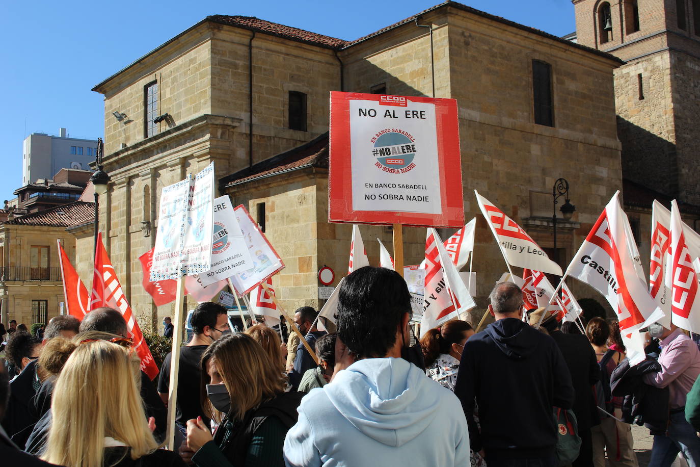 Los trabajadores de la entidad bancaria anuncian una nueva huelga el 15 de octubre si no avanzan, a su parecer, las negociaciones.