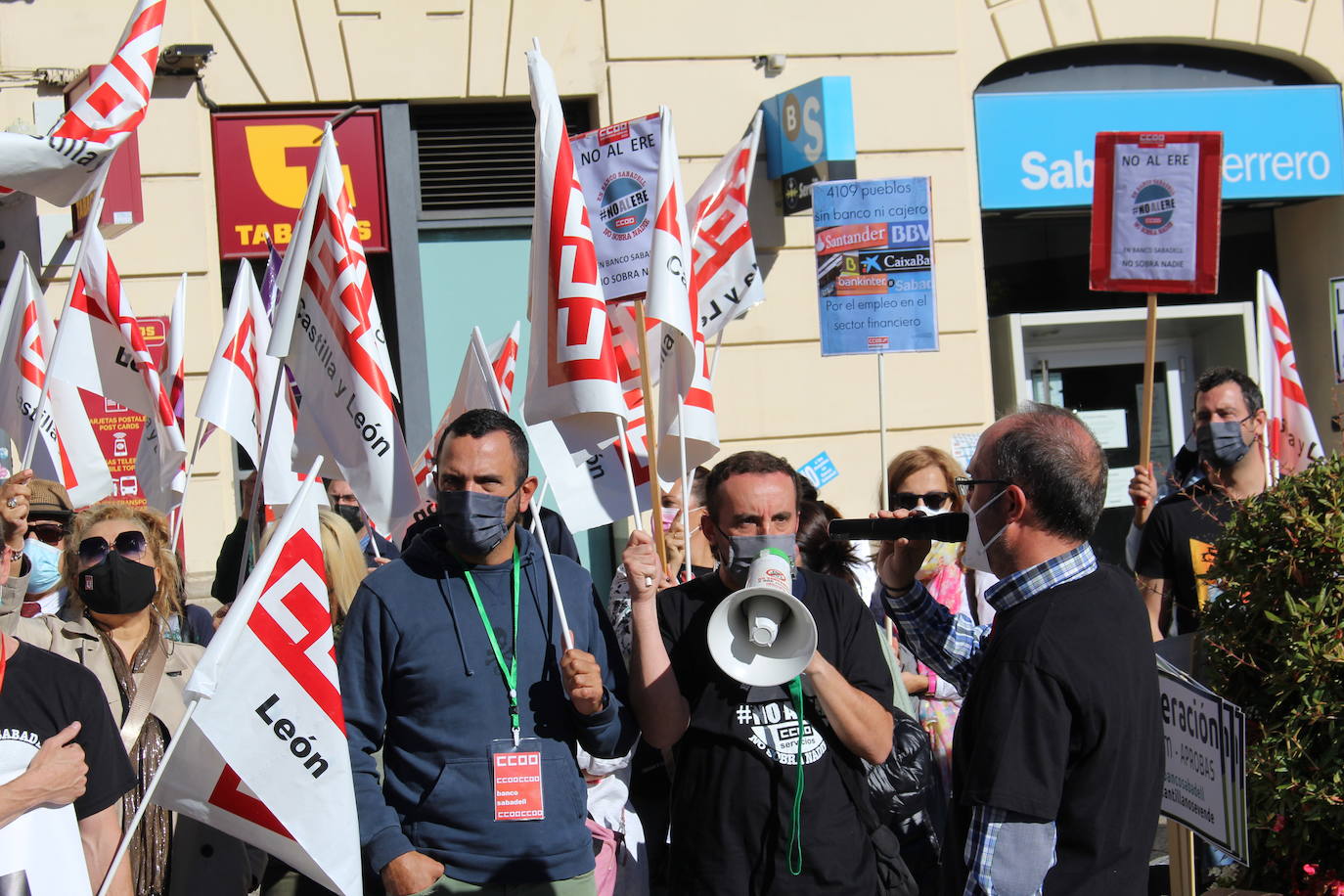 Los trabajadores de la entidad bancaria anuncian una nueva huelga el 15 de octubre si no avanzan, a su parecer, las negociaciones.