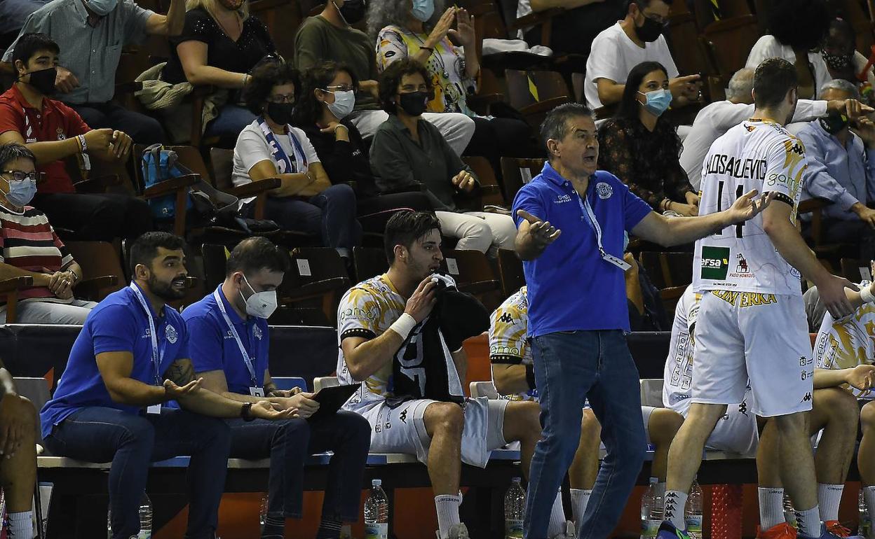 Manolo Cadenas en un instante del partido.