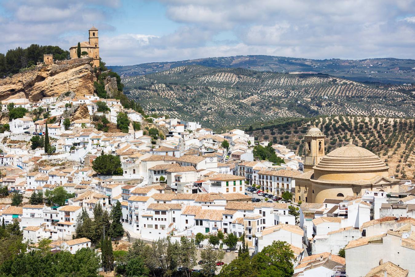 Montefrío (Granada): Esta localidad y municipio de la provincia de Granada, fue declarada Conjunto Histórico Artístico Nacional en 1982 y en octubre de 2015, la revista de Nacional Geographic lo calificó como uno de los pueblos con las 10 mejores vistas de todo el mundo. Un maravilloso rincón de Granada que en definitiva merece una visita y en el que también encontrarás numerosos miradores con panorámicas de ensueño. La singularidad y belleza de sus calles, de sus monumentos llenos de historia o de sus rutas de senderismo y sus pozas naturales, te dejarán sin palabras.