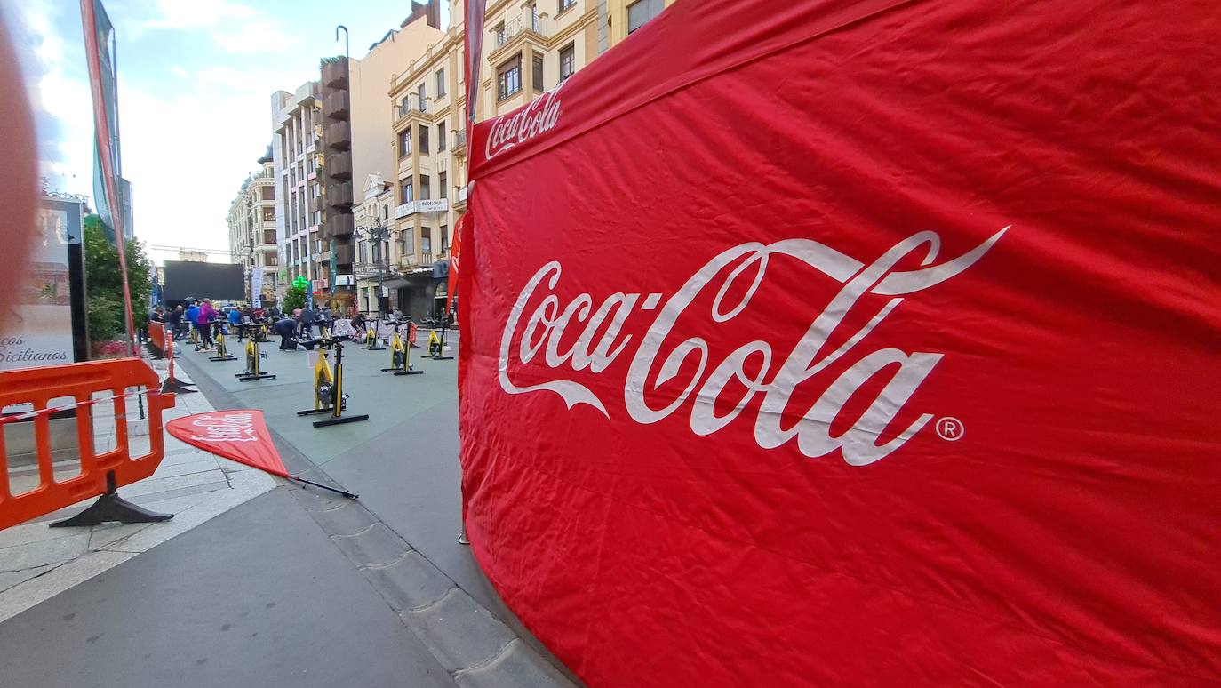 La avenida Ordoño II se convierte en un gran circuito diseñado para una carrera estática por equipos y sobre la bicicleta.