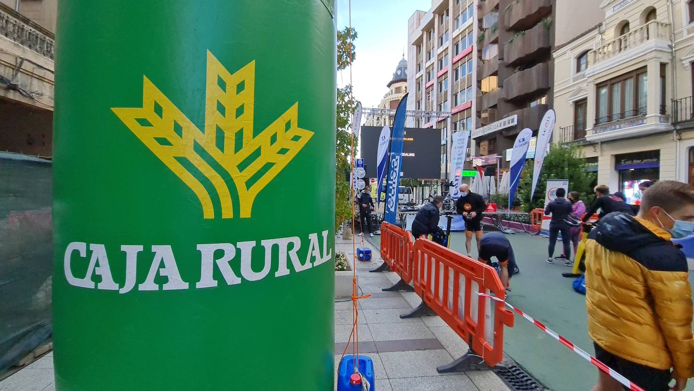 La avenida Ordoño II se convierte en un gran circuito diseñado para una carrera estática por equipos y sobre la bicicleta.