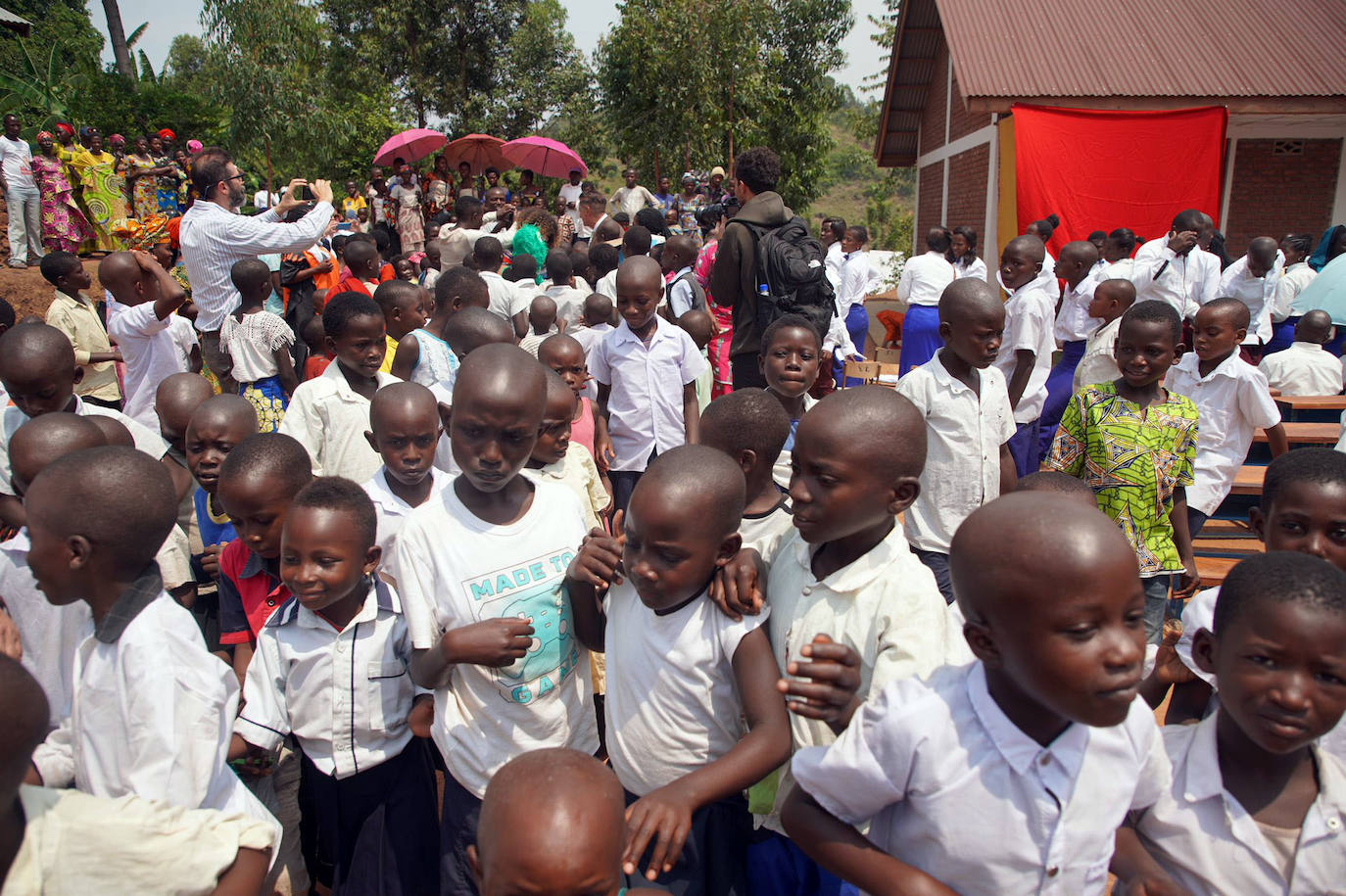 Fotos: Inauguración de una escuela para niños pobres en la isla de Idjwi