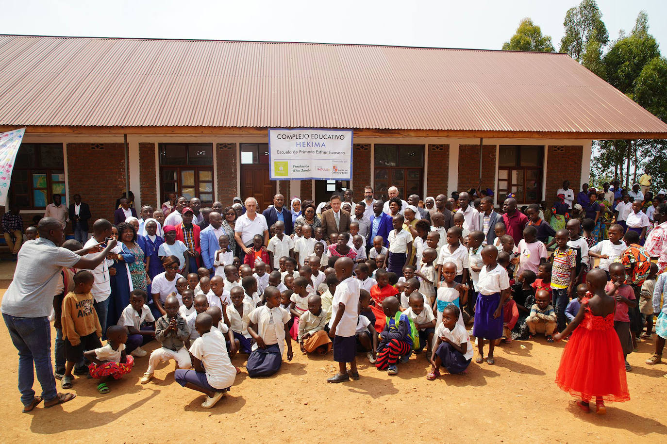 Fotos: Inauguración de una escuela para niños pobres en la isla de Idjwi