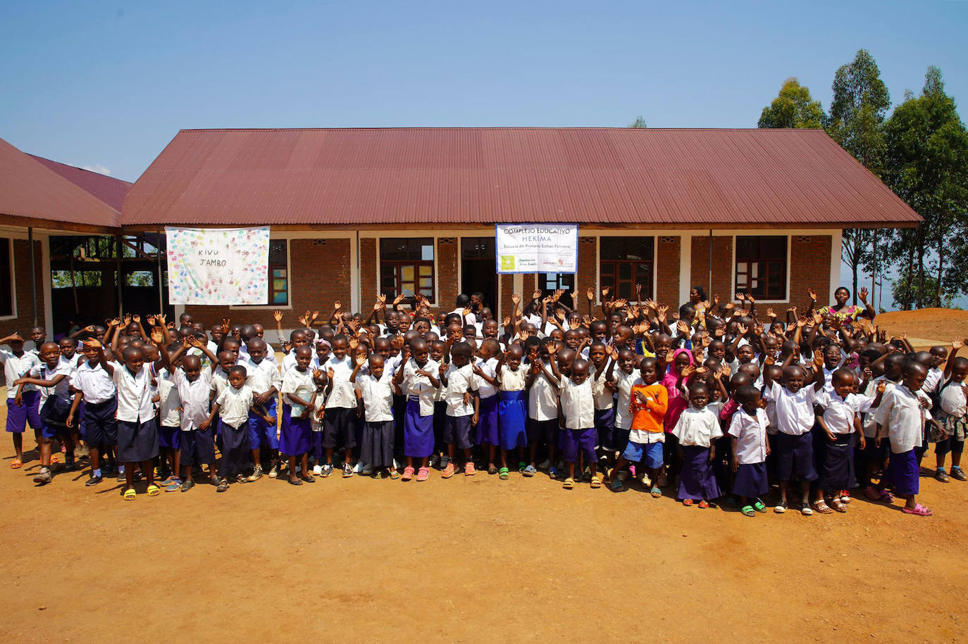 Fotos: Inauguración de una escuela para niños pobres en la isla de Idjwi