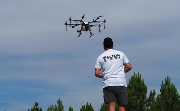 Baltor moderniza el campo con drones y busca, a la par, ofrecer empleos de calidad para jóvenes. 