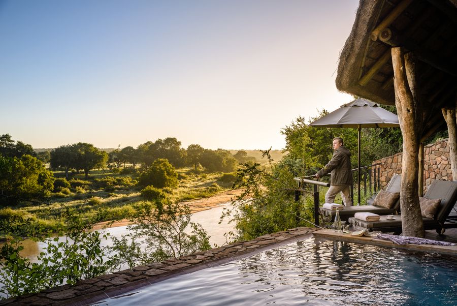 Singita Sabi Sand, Sudáfrica. Está en el Parque Nacional Kruger y es un gran destino para disfrutar de la naturaleza y los animales salvajes. Es un resort de lujo respetuoso con el paisaje que lo rodea. Por fuera parecen modestas construcciones de madera rodeadas de árboles, pero el lujo está dentro. Tiene diferentes espacios con varias suites y unas vistas increíbles.