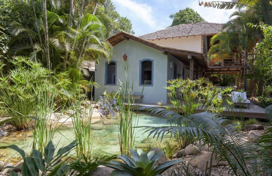 Uxua Casa Hotel & Spa, en Brasil. Está en Trancoso, un antiguo pueblo de pescadores, y rodeado de una densa selva tropical. El propietario es el holandés Wilbert Das, que fue director creativo de la marca Diesel. El complejo está formado por varias casas rústicas, cabañas, una casa en el árbol y un spa tribal. 
