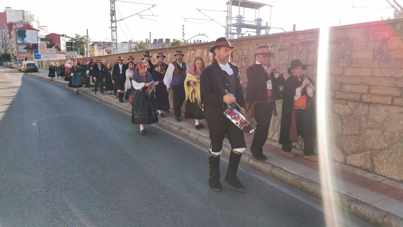 La Asociación Cultural Aguzo ha realizado su habitual romería en el día del Pilar en una caminata que ha partido desde San Marcos y ha concluído con una misa en La Virgen del Camino