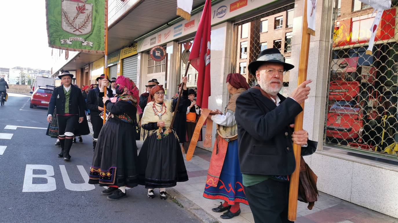 La Asociación Cultural Aguzo ha realizado su habitual romería en el día del Pilar en una caminata que ha partido desde San Marcos y ha concluído con una misa en La Virgen del Camino