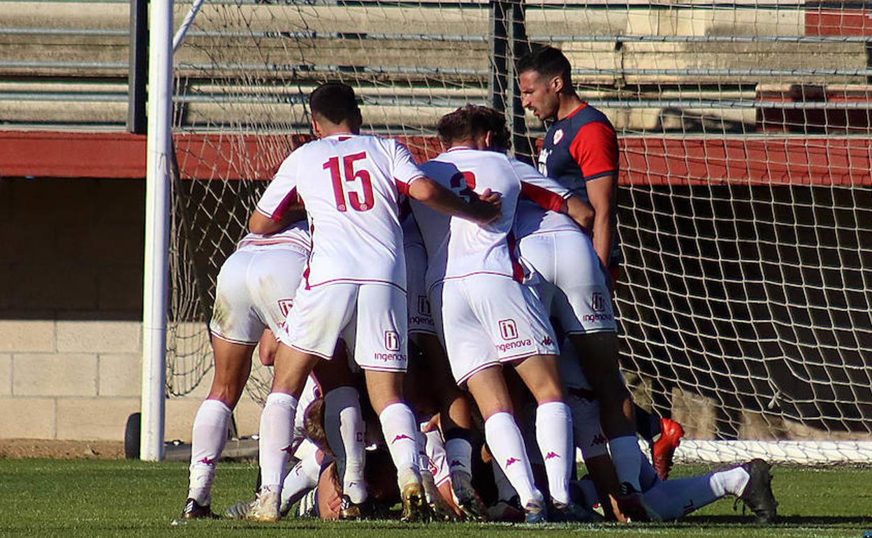 Los jugadores del Júpiter celebran un tanto.