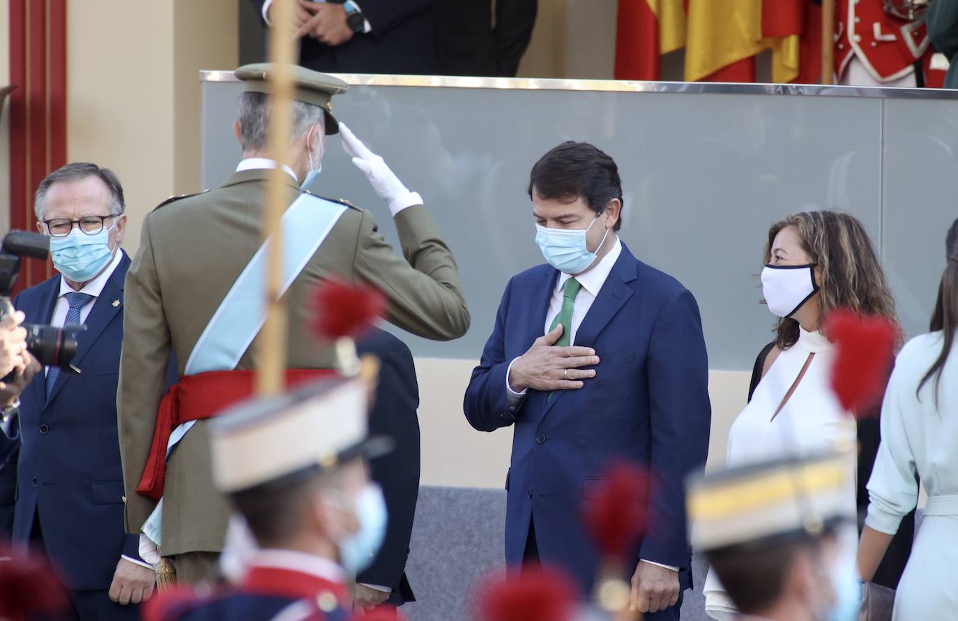 El presidente de la Junta asiste al acto de Homenaje a la Bandera con motivo de la Fiesta Nacional de España.