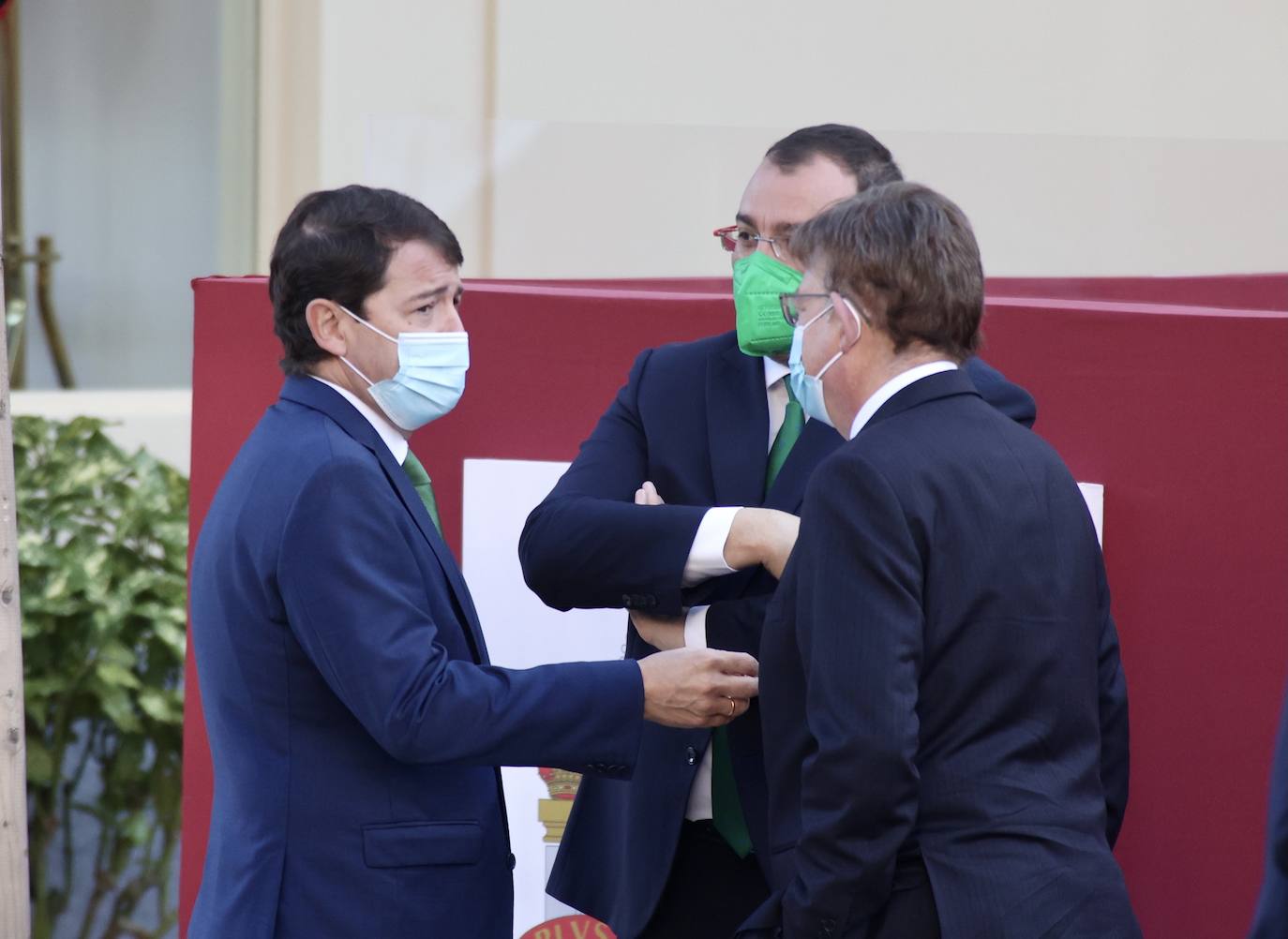 El presidente de la Junta asiste al acto de Homenaje a la Bandera con motivo de la Fiesta Nacional de España.