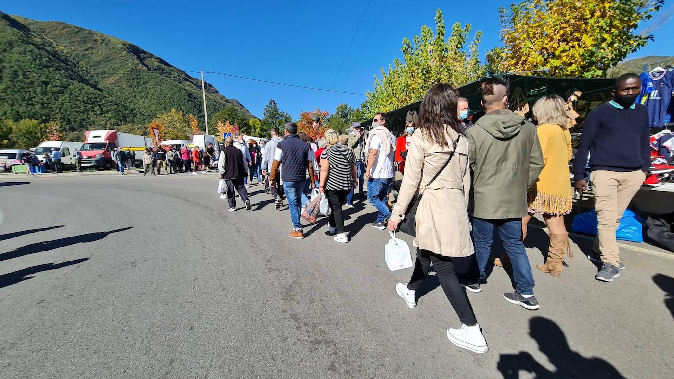 'Pulpadas', Feria de Ganado y más de 200 puestos llenan de color el Valle de Laciana.