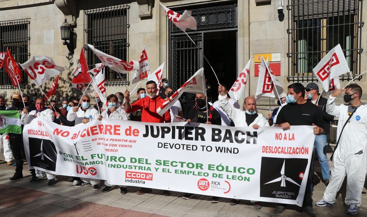 Protesta de los trabajadores de Jupiter Bach frente a la subdelegación del Gobierno en León.