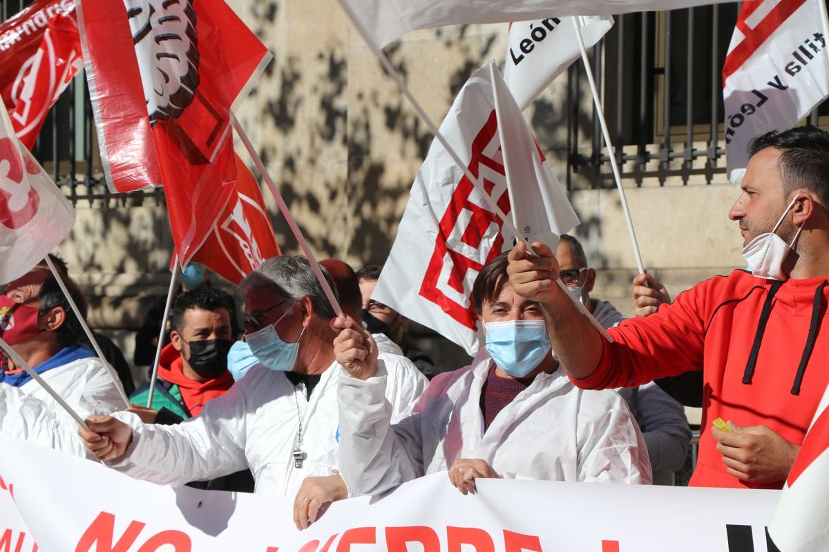 Protesta de los trabajadores de Jupiter Bach frente a la subdelegación del Gobierno en León.