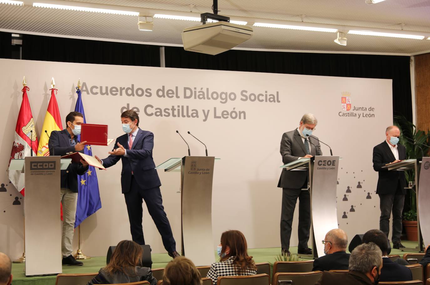 El presidente de la Junta de Castilla y León, Alfonso Fernández Mañueco, firma varios acuerdos con los agentes sociales y económicos en el marco del Consejo del Diálogo Social.