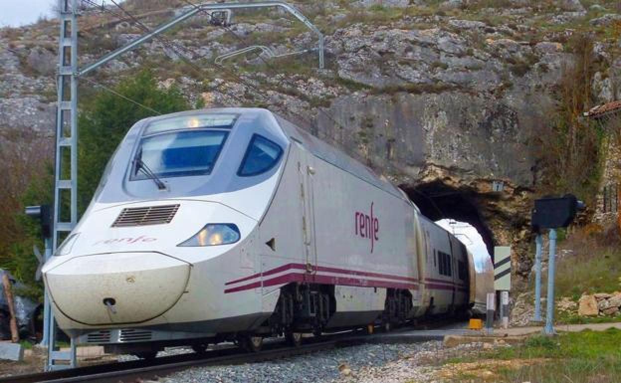 Un tren a su paso por León.