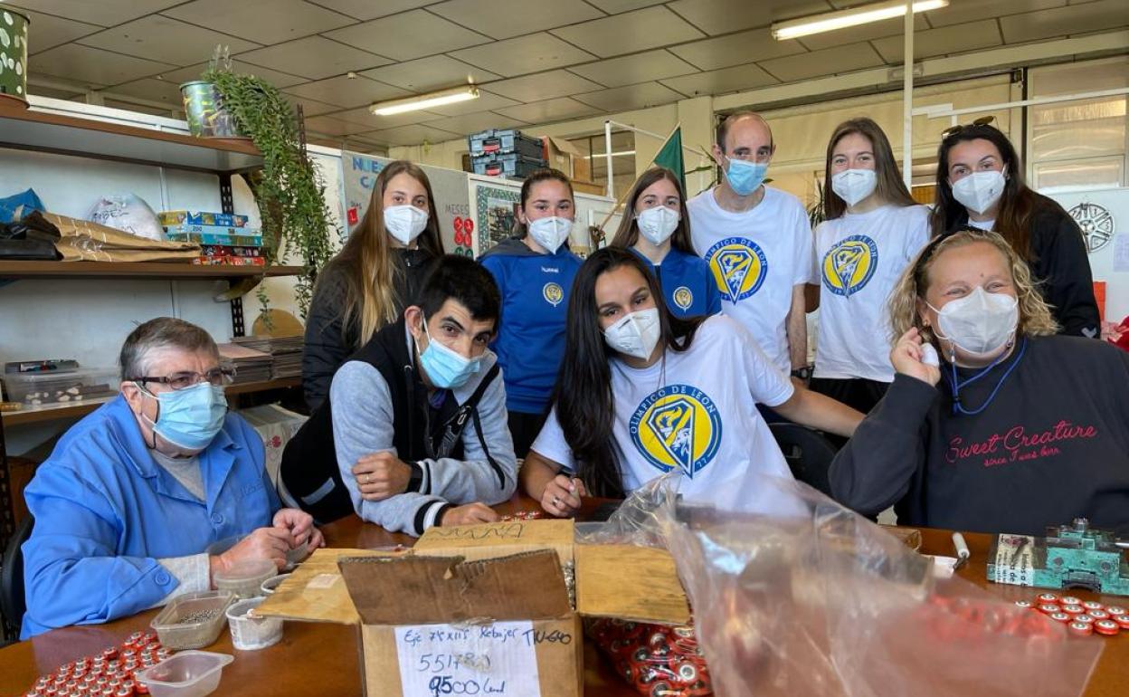 Visita de las jugadoras del Olímpico de León a Asprona León-