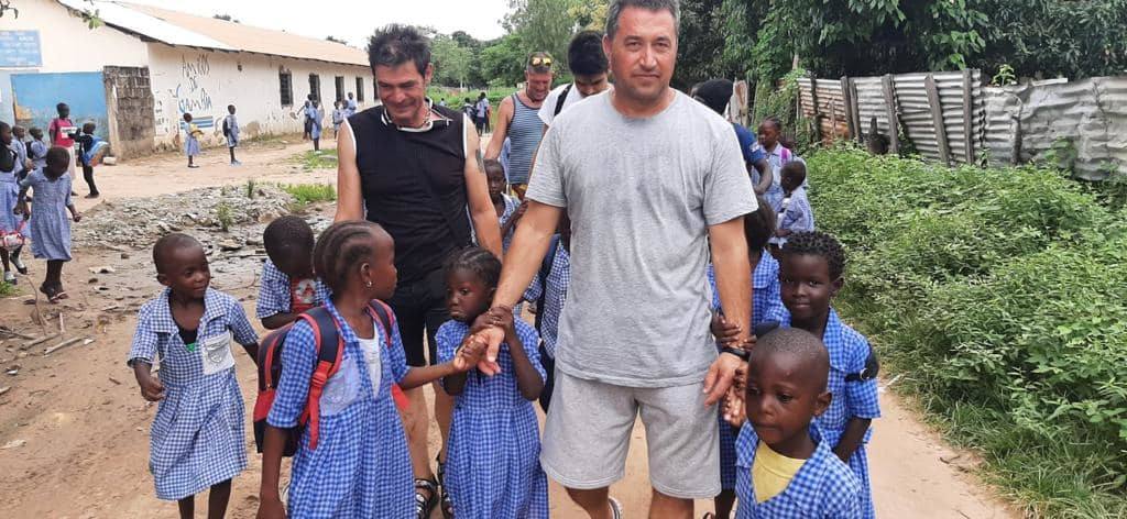 Un grupo de ocho amigos leoneses viaja a Gambia para entregar material escolar, comida y ropa a las familias más necesitadas del que es el décimo país más pobre del mundo.