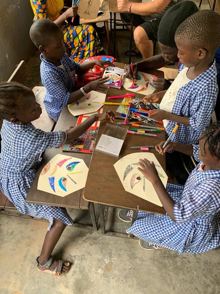 Un grupo de ocho amigos leoneses viaja a Gambia para entregar material escolar, comida y ropa a las familias más necesitadas del que es el décimo país más pobre del mundo.