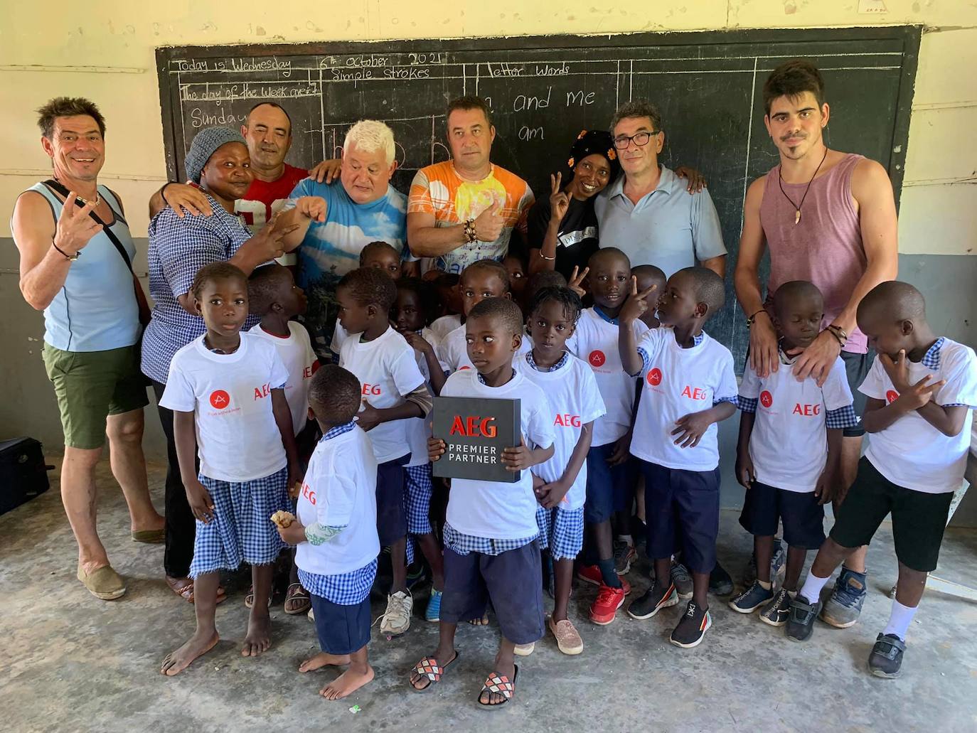 Un grupo de ocho amigos leoneses viaja a Gambia para entregar material escolar, comida y ropa a las familias más necesitadas del que es el décimo país más pobre del mundo.