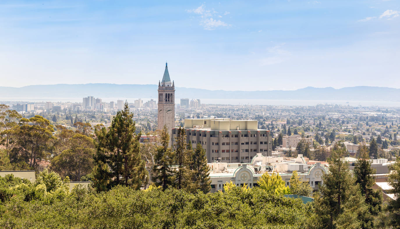 Universidad de Berkeley (EE UU). Fue fundada en 1868 y tiene un un "muy alto" nivel de actividad en investigaciones. Cuenta con 32 bibliotecas y un departamento dedicado a estudiar y mejorar la sostenibilidad del propio campus.