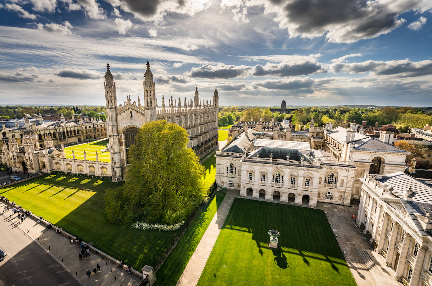 Universidad de Cambridge (Gran Bretaña). Fue fundada en 1209. Es la segunda universidad más antigua de habla inglesa y la cuarta más longeva que sigue abierta.