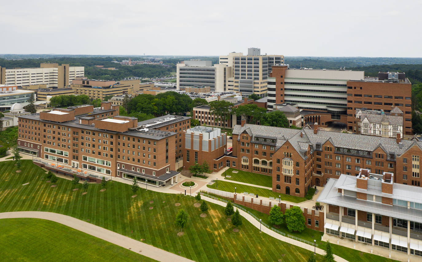 Universidad de Michigan (EE UU). Fue fundada en 1817. Tiene un total de 28 facultades y escuelas universitarias, con más de 55 000 alumnos matriculados.