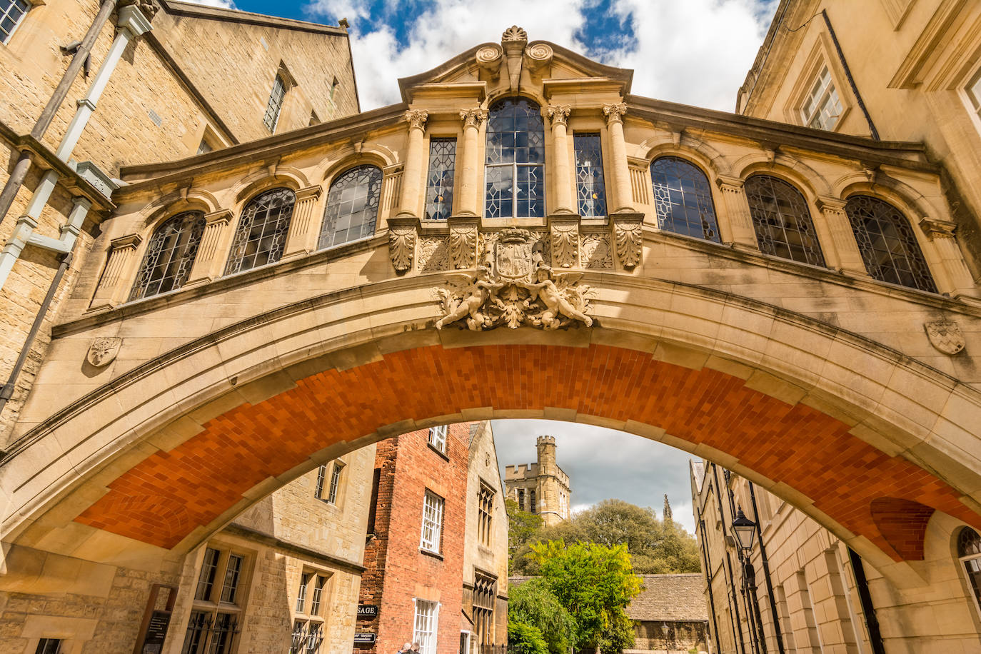 Universidad de Oxford (Gran Bretaña). No se sabe su fecha exacta de fundación, pero se la considera la segunda universidad más antigua del mundo y la primera del mundo angloparlante. La admisión en la universidad es muy rigurosa y se basa en los méritos académicos y en el potencial del candidato.