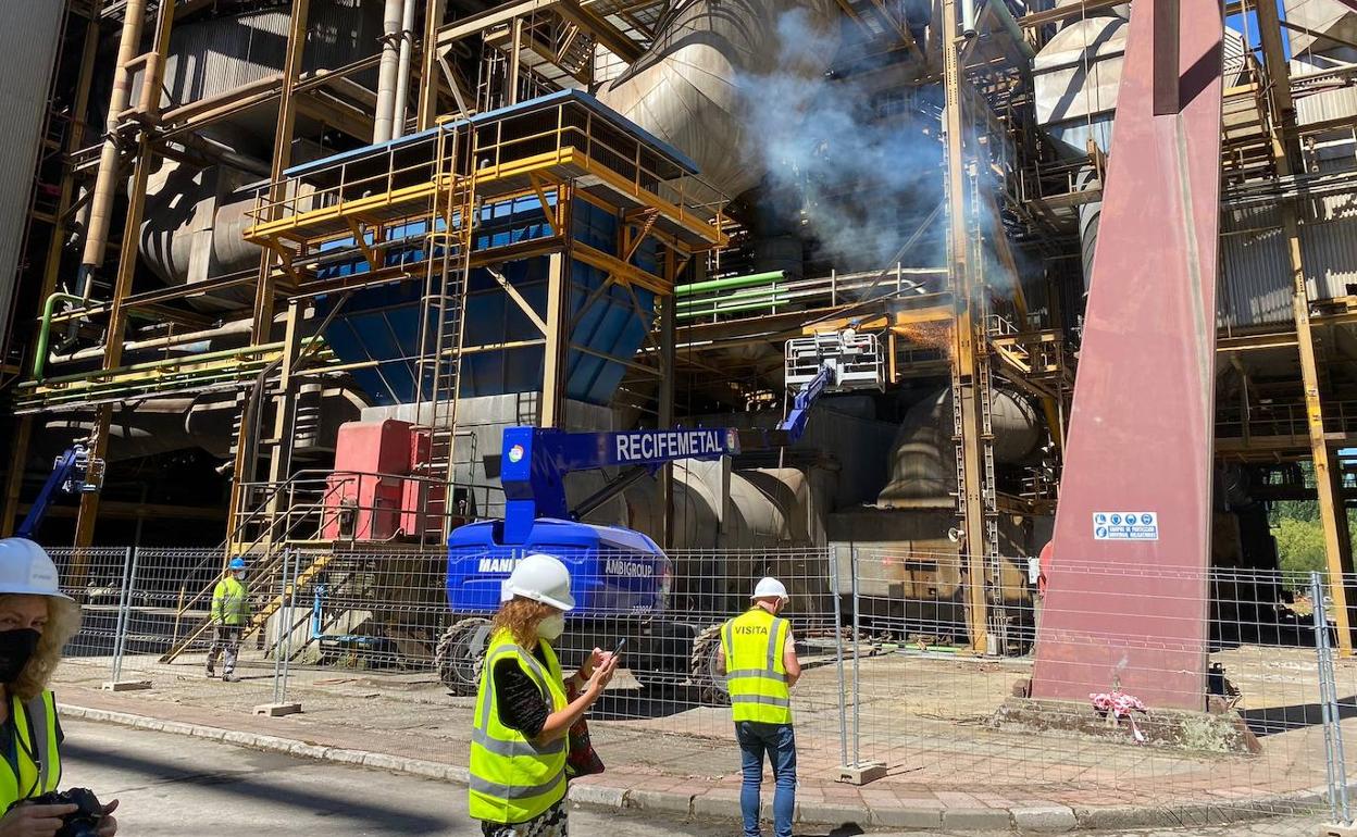 Labores de desmantelamiento de la central de Compostilla II en Cubillos del Sil. 