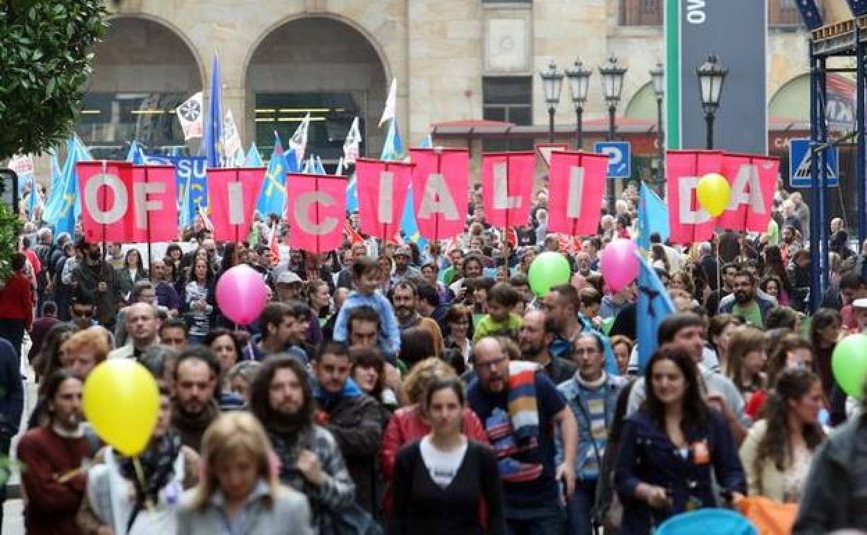 Iamegn de archivo de otras manifestaciones en favior de la oficialidad. 