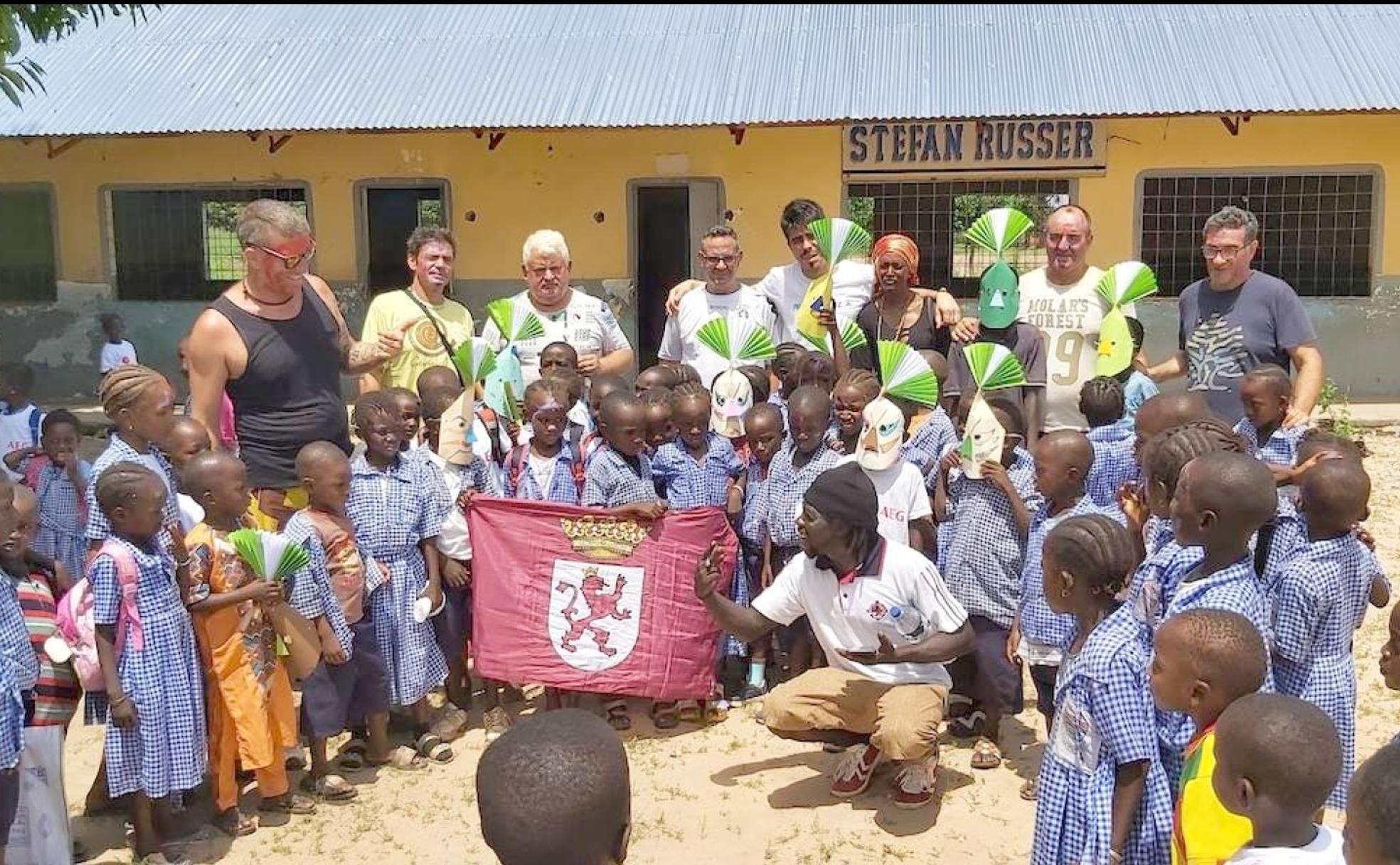 Un grupo de ocho amigos leoneses viaja a Gambia para entregar material escolar, comida y ropa a las familias más necesitadas del que es el décimo país más pobre del mundo.