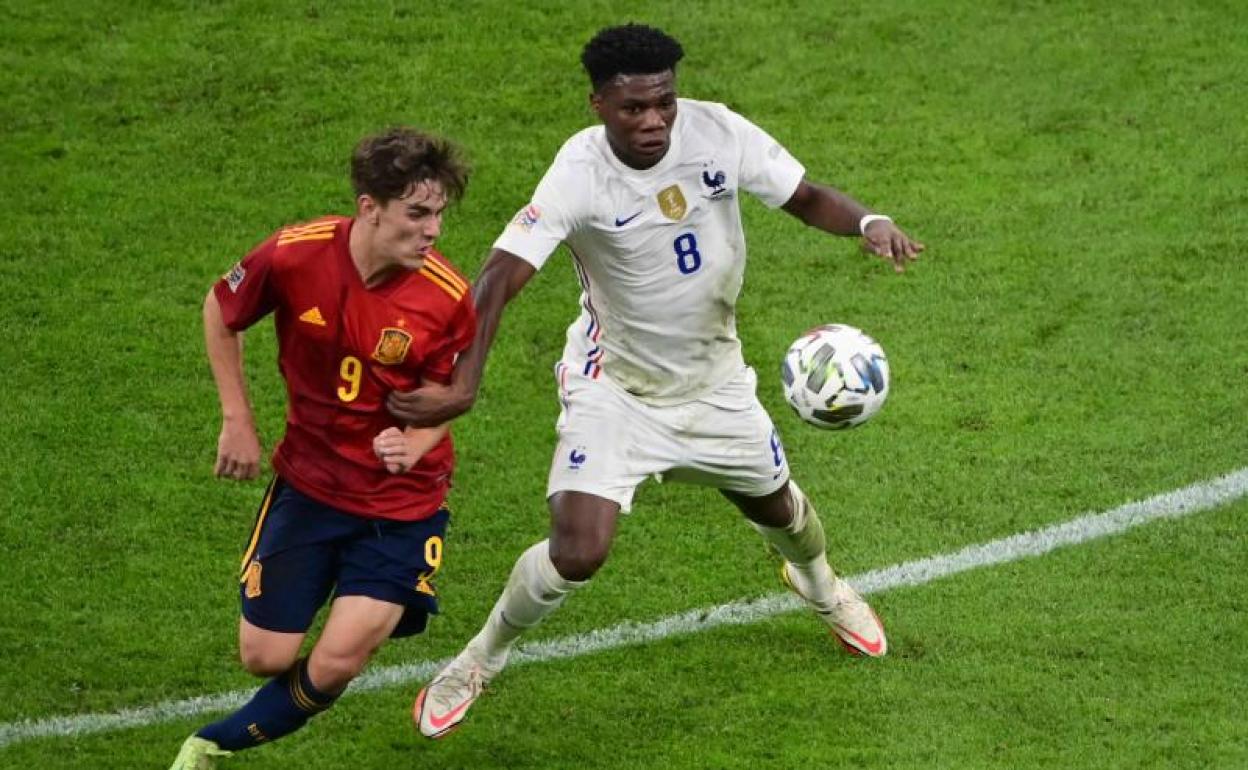 Gavi, junto al francésTchouaméni, durante la final de la Liga de Naciones. 