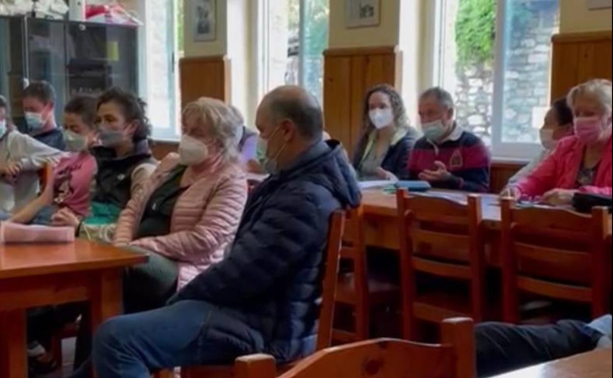 Imagen de la reunión del alcalde de Boñar con los vecinos de Oville. 