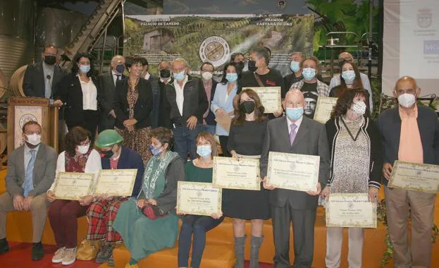 Imagen principal - Imagen de las entregas de premios celebrada en el Palacio de Canedo. 